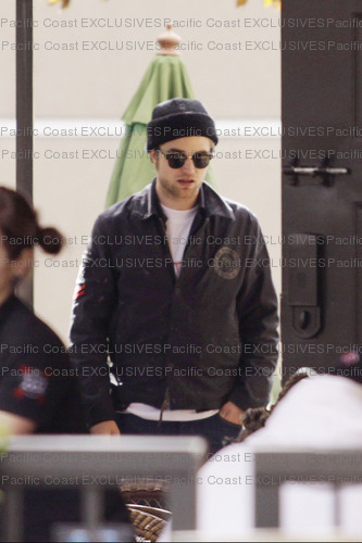  Rob Spotted Having Lunch Today in Vancouver