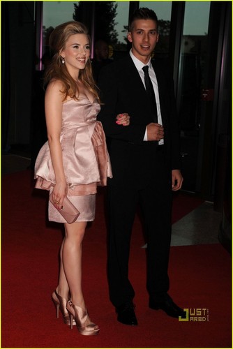 Scarlett Johansson: White House Correspondents' Dinner with Twin Brother!
