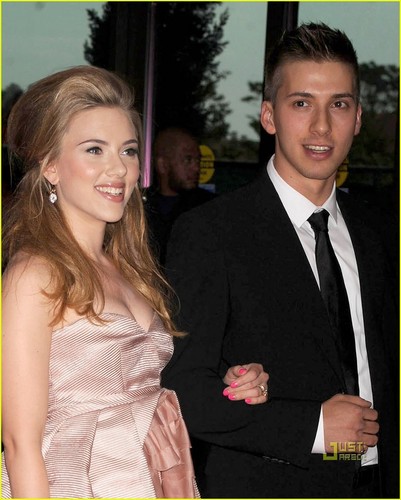 Scarlett Johansson: White House Correspondents' Dinner with Twin Brother!