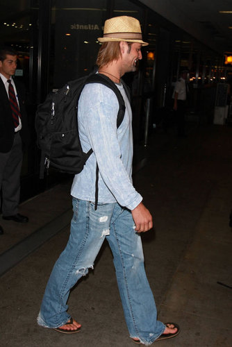  josh holloway- arriving to LAX airport 27.04.2010.jpg