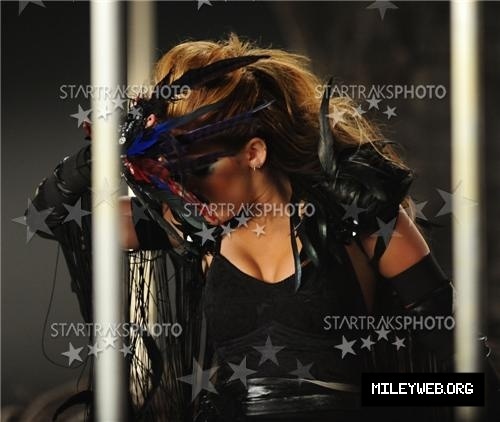  'Can't Be Tamed' Official 音乐 Video Stills