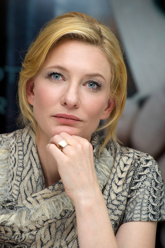  Cate @ Robin капот, худ Press Conference