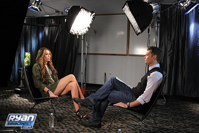  Discussing "Can't Be Tamed" muziek Video with Ryan Seacrest (April 2010)