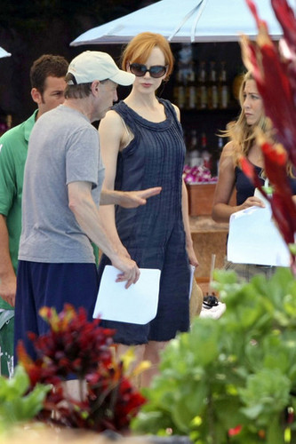  Jennifer Aniston on the set of Just Go With It w/ costars Nicole Kidman and Adam Sandler