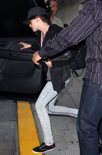  Kristen Arriving in NYC (HQ Untagged)