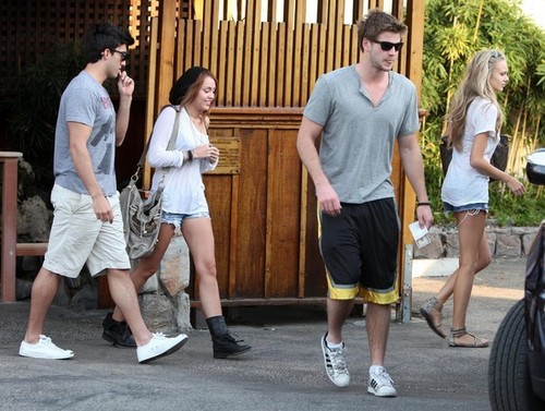  Miley Cyrus And Liam Hemsworth On A Double rendez-vous amoureux, date