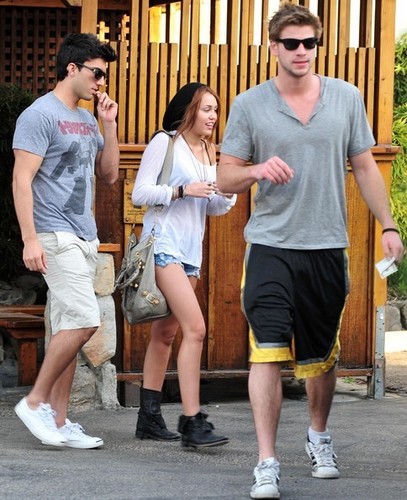 Miley Cyrus And Liam Hemsworth On A Double data