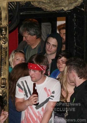  Old/New Pictures of Rob at Sam Bradley's concierto Last año in Vancouver