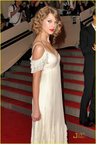  Taylor तत्पर, तेज, स्विफ्ट - 2010 Met Costume Institute Gala