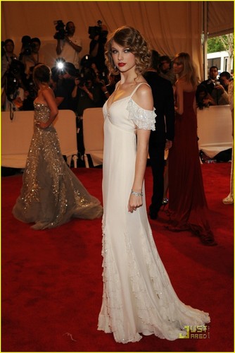  Taylor schnell, swift - 2010 Met Costume Institute Gala