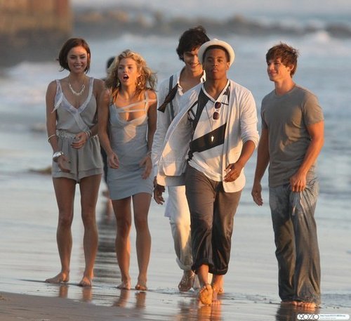  The cast of 90210 poses for a bức ảnh shoot in Manhattan bờ biển, bãi biển