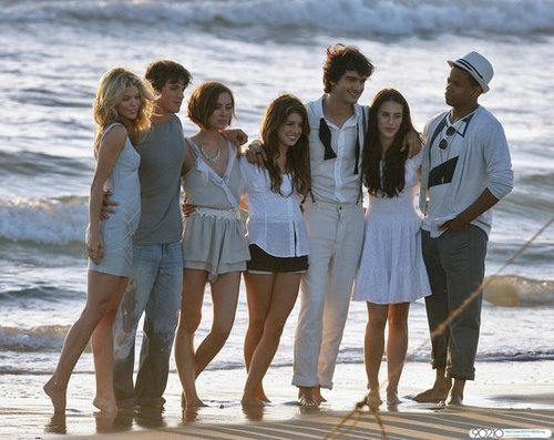  The cast of 90210 poses for a bức ảnh shoot in Manhattan bờ biển, bãi biển