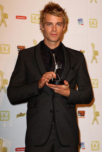  luke mitchell at the logies with his award