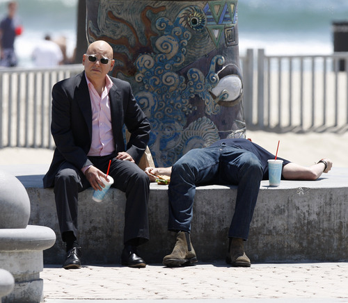  07/05/2010 - David and Evan filming Cali at Venice समुद्र तट [HQ]