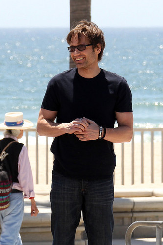  07/05/2010 - David and Evan filming Cali at venice bờ biển, bãi biển