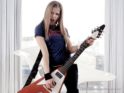  Avril Lavigne playing the guitar, gitaa