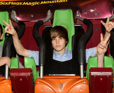  Candids > 2010 > May 8th - Six Flags Magic Mountain - Credit - Justin-B.Org