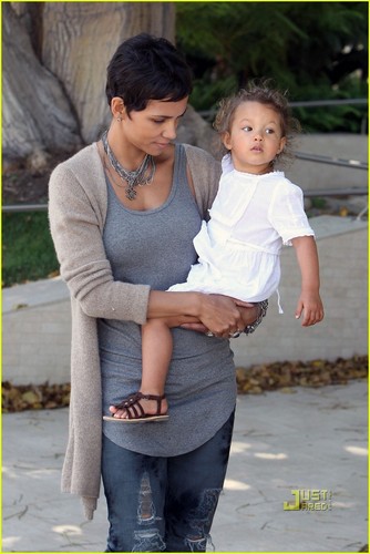  Halle Berry: Mother's siku with Nahla!