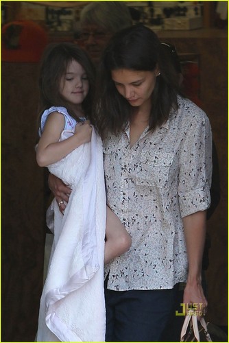  Katie Holmes: Fabric Store with Suri Cruise!