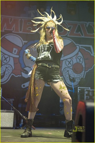  Ke$ha: Nashville Flood Benefit کنسرٹ on June 16!