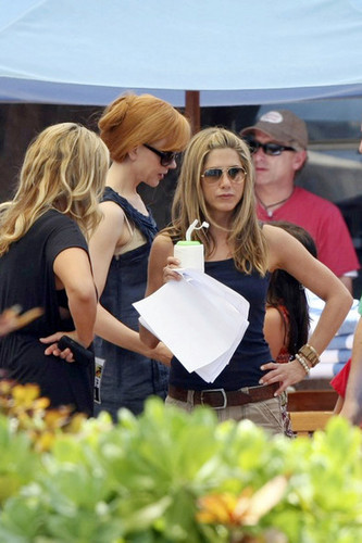  Nicole on the set of Just Go With It w/ Jennifer Aniston