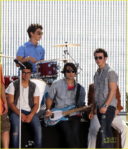  The Jonas Brothers: Pacific Palisades Playful