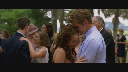  The Last Song > Captures > Featurette: The Cast on Nicholas Sparks (Full HD)