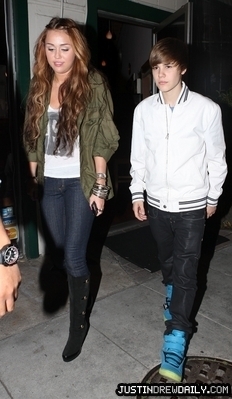  Candids > 2010 > Justin & Miley 晚餐 at Ari-Ya, Beverly Center; (May 10th)