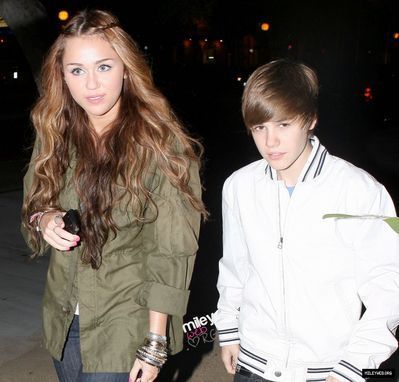  Candids > 2010 > May 10th - Having رات کے کھانے, شام کا کھانا With Miley Cyrus In Los Angeles