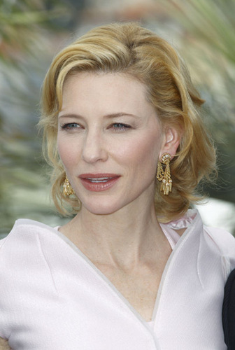  Cate Blanchett: Robin 兜帽, 罩, 发动机罩 Gets Canned!