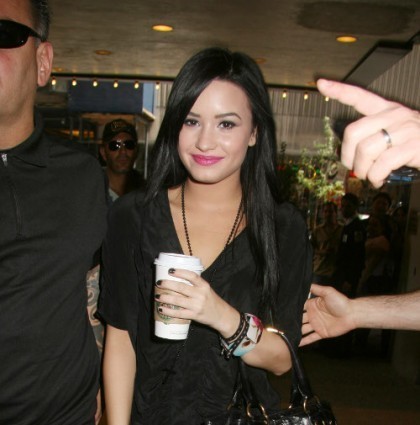  Demi Lovato Likes Starbucks