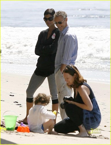 Halle Berry: Beach Bonding with Nahla Aubry!