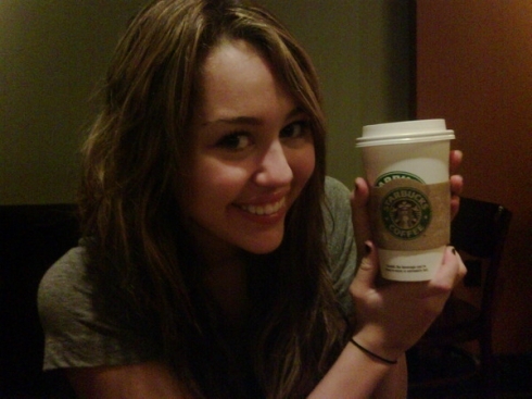  Miley Cyrus Enjoys स्टारबक्स