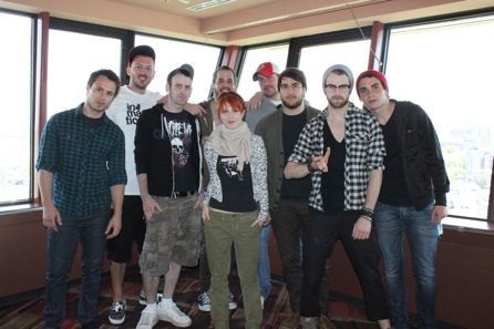  Paramore with fan