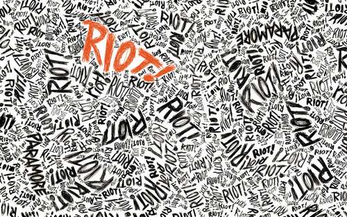  Riot! Different colored achtergronden