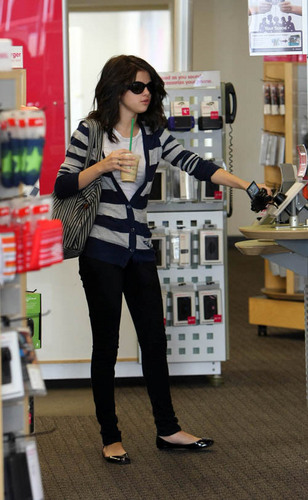 Selena Gomez With Starbucks Cup