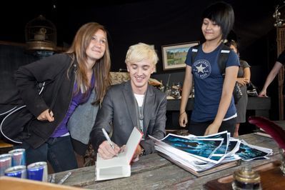  Appearances > 2009 > Promoting HBP at 音乐电视 Canada - Signing