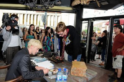  Appearances > 2009 > Promoting HBP at MTV Canada - Signing