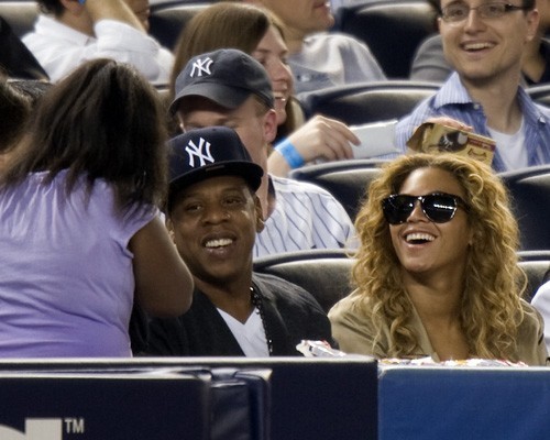  Бейонсе and Jay-Z at the Yankees game (May 14)