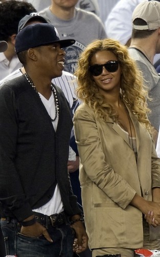  Бейонсе and Jay-Z at the Yankees game (May 14)