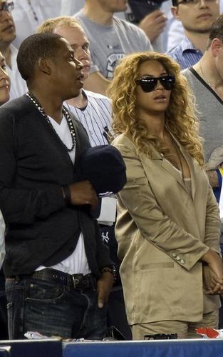  Beyonce and Jay Z at the Yankees game (May 14)