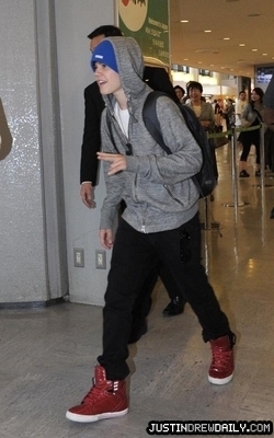  Candids > 2010 > Arriving in Narita International airport Japon (17th May, 2010)