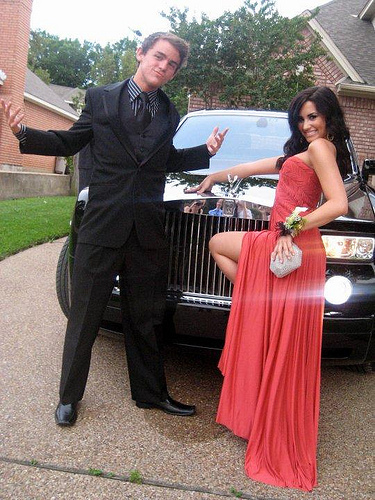  Demi Lovato with her دوستوں at the prom