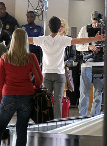  Joe Jonas&Chelsea Staub film scenes for the upcoming Jonas TV दिखाना for the डिज़्नी Channel@LA airport