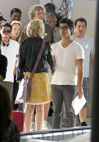  Joe Jonas&Chelsea Staub film scenes for the upcoming Jonas TV ipakita for the Disney Channel@LA airport