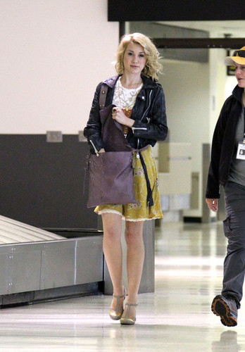  Joe Jonas&Chelsea Staub film scenes for the upcoming Jonas TV दिखाना for the डिज़्नी Channel@LA airport
