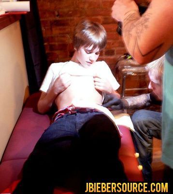  Justin Bieber on the tatto parlor