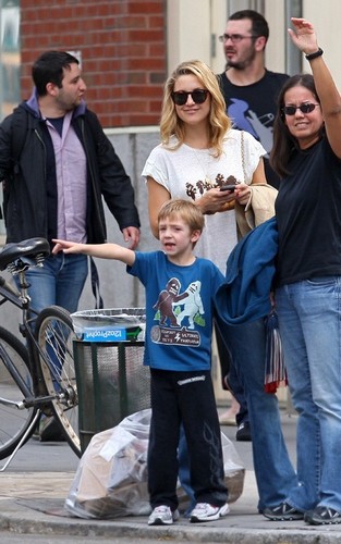  Kate Hudson out with Ryder in NYC (May 14)