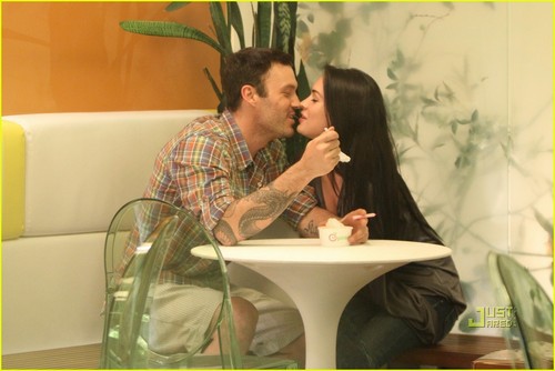  Megan Fox: Pinkberry Party with Brian Austin Green!