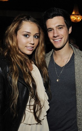 Miley Cyrus: Hannah Montana bọc Party